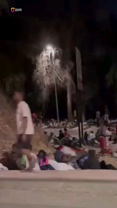 🚨 Reparto de alimentos a cientos de migrantes en la Playa del Trampolín mientras esperan un recurso asistencial