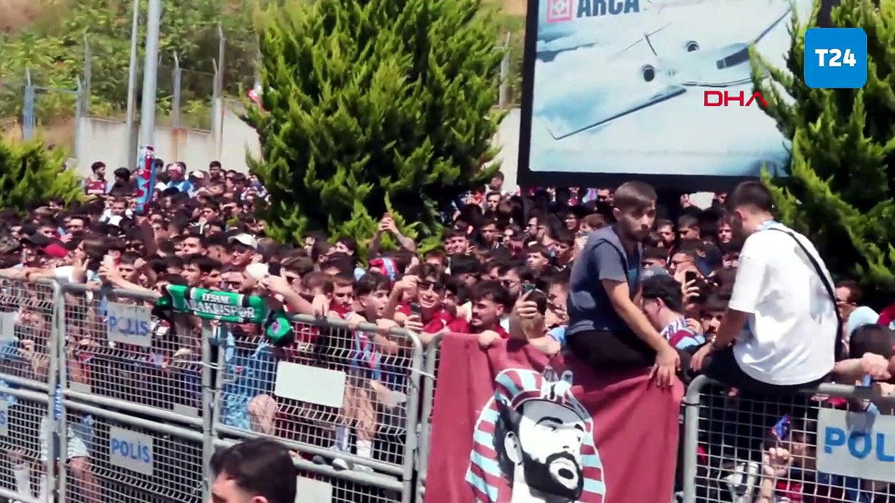 Taraftara ilk üçlüsünü çektirdi: Trabzonspor'un yeni transferi Salah, İstanbul'da!