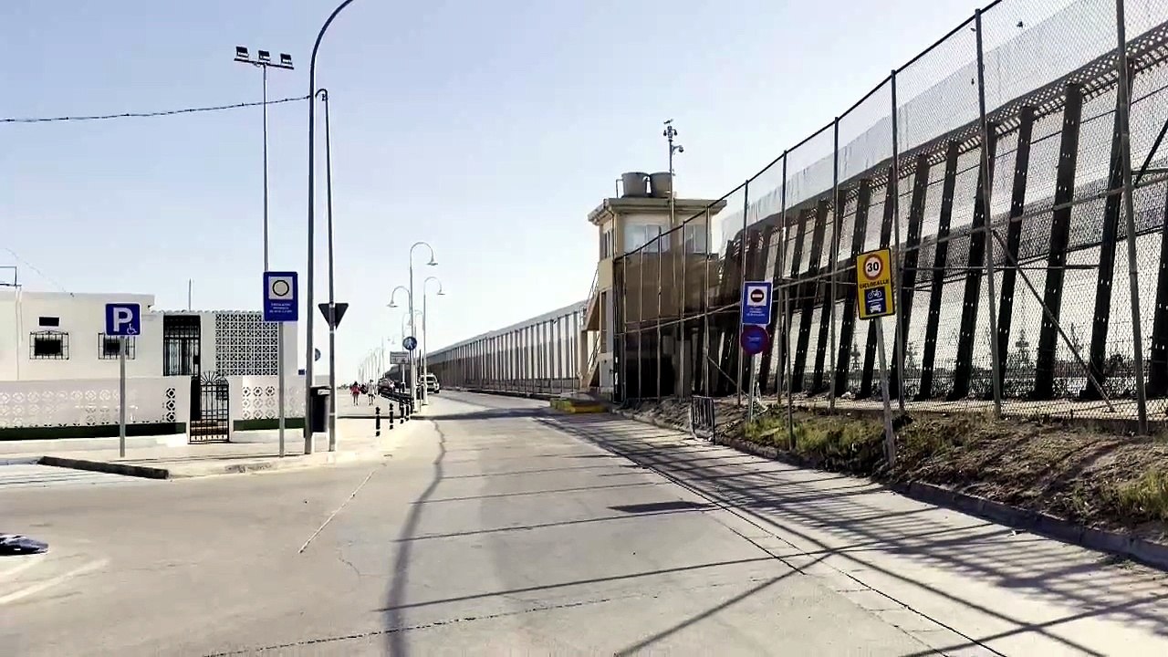 Instalan vallas en la zona despejada del dique sur de Melilla para el rechazo en frontera