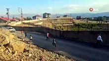 Kaymakam Yüksekova'da sokakta maç yapan çocukların oyununa katıldı