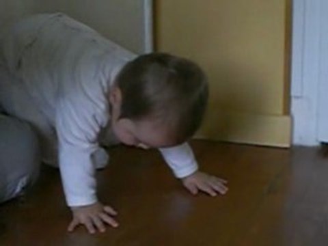 Célia essaie d'avancer à 4 pattes