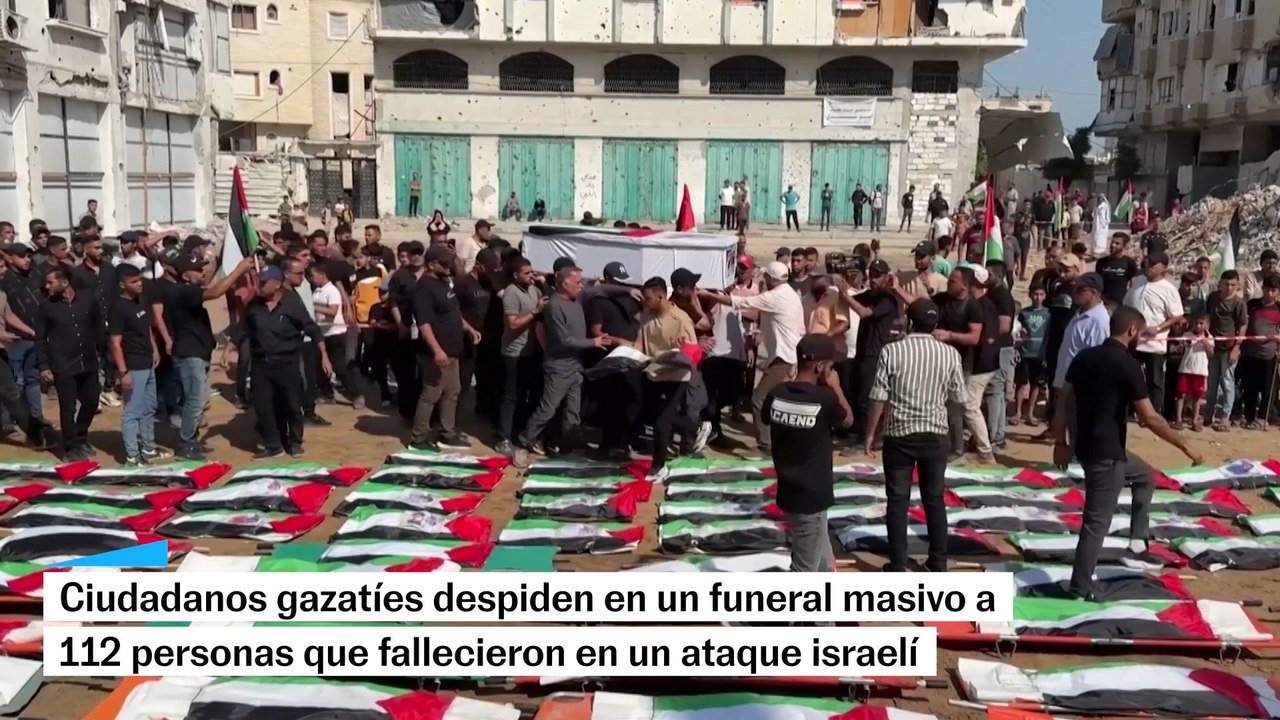 Ciudadanos gazatíes despiden en un funeral masivo a 112 personas que fallecieron en un ataque israelí