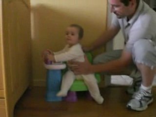 Célia dans sa chaise musicale
