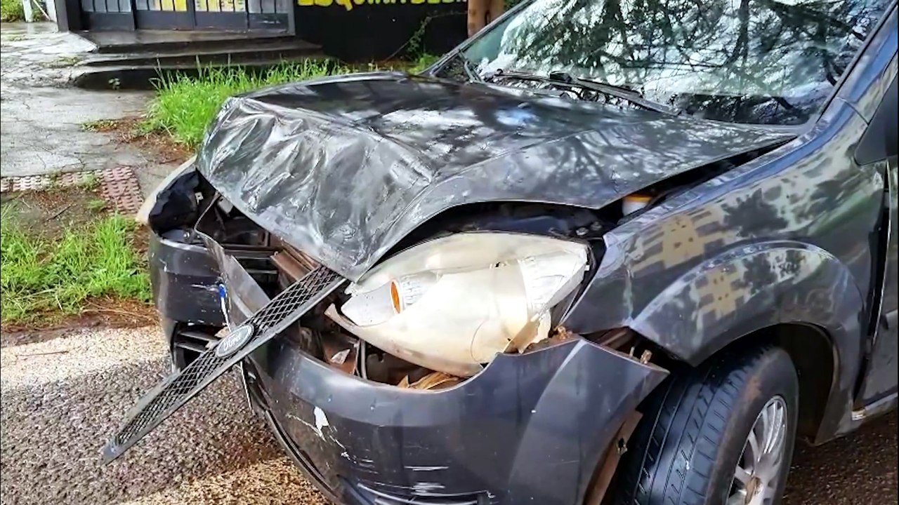 Uno e Fiesta se envolvem em colisão frontal no Pioneiros Catarinenses