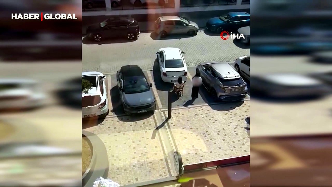 Sandalyeye oturarak sürücünün park etmesini engelledi