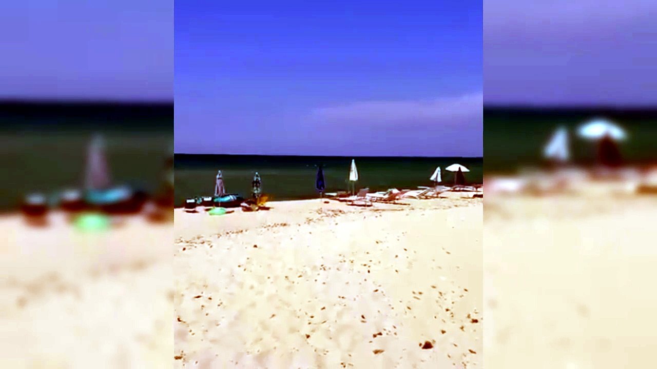 Estate cafona a Baia delle Mimose, ombrelloni chiusi occupano la spiaggia libera durante la pausa pranzo
