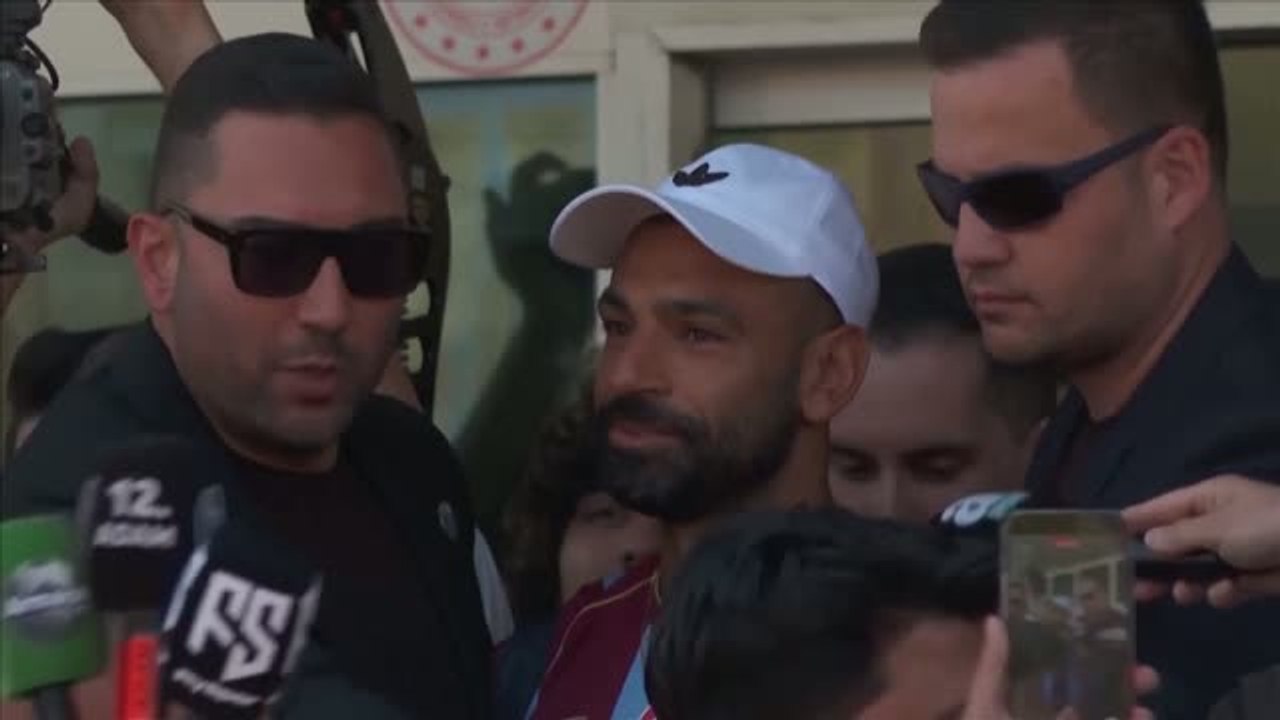 Trabzonspor - Salah accueilli en héros à la sortie de l'aéroport