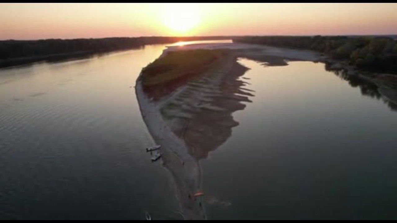 Grandi lingue di sabbia emergono nel Danubio a causa della siccità