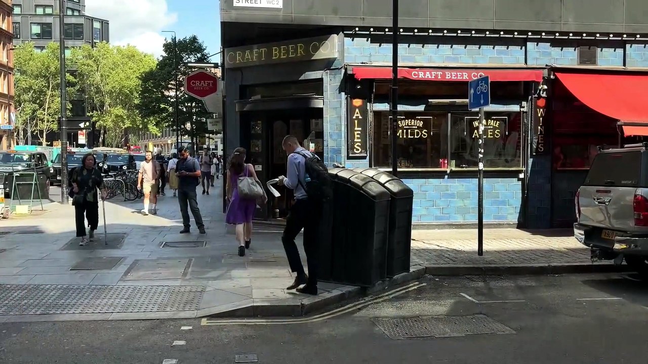 Una mujer detenida por el apuñalamiento de cuatro hombres en Covent Garden