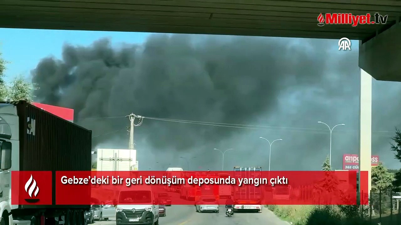 Kocaeli'de yangın! Geri dönüşüm deposunda alevlere teslim oldu