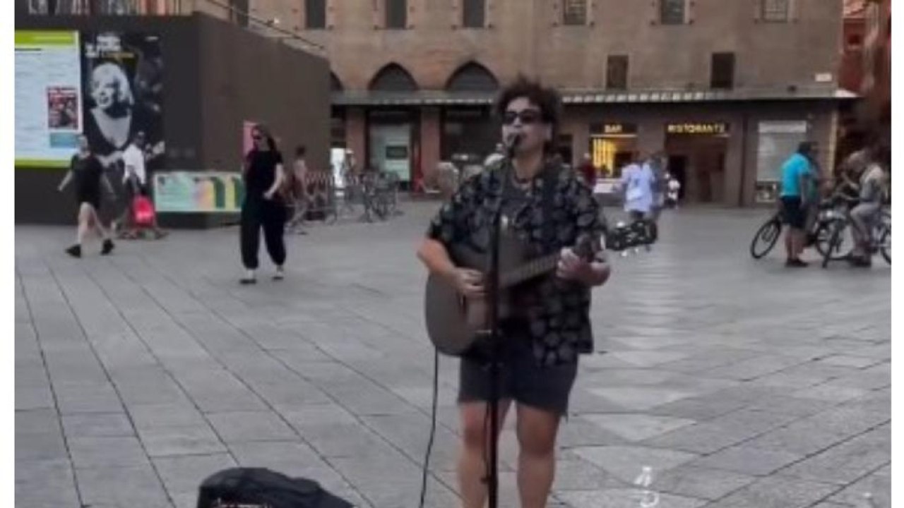 Bologna, il video di Biagio Antonacci che riprende Nela mentre canta «Iris» in piazza Maggiore
