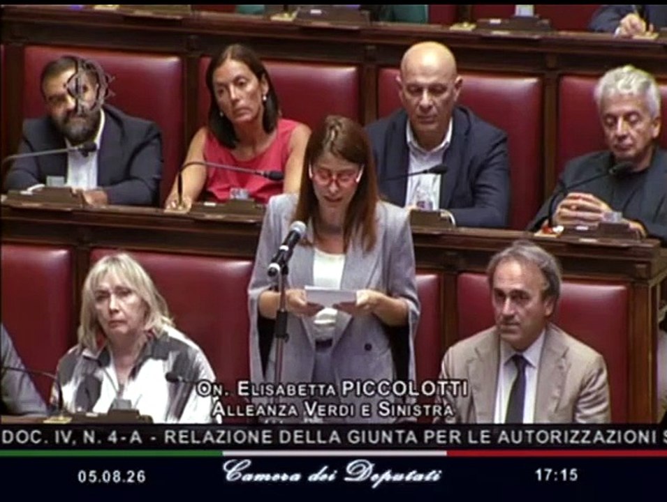 La Camera nega l'uso delle chat di Delmastro. La protesta dei deputati di Avs bendati