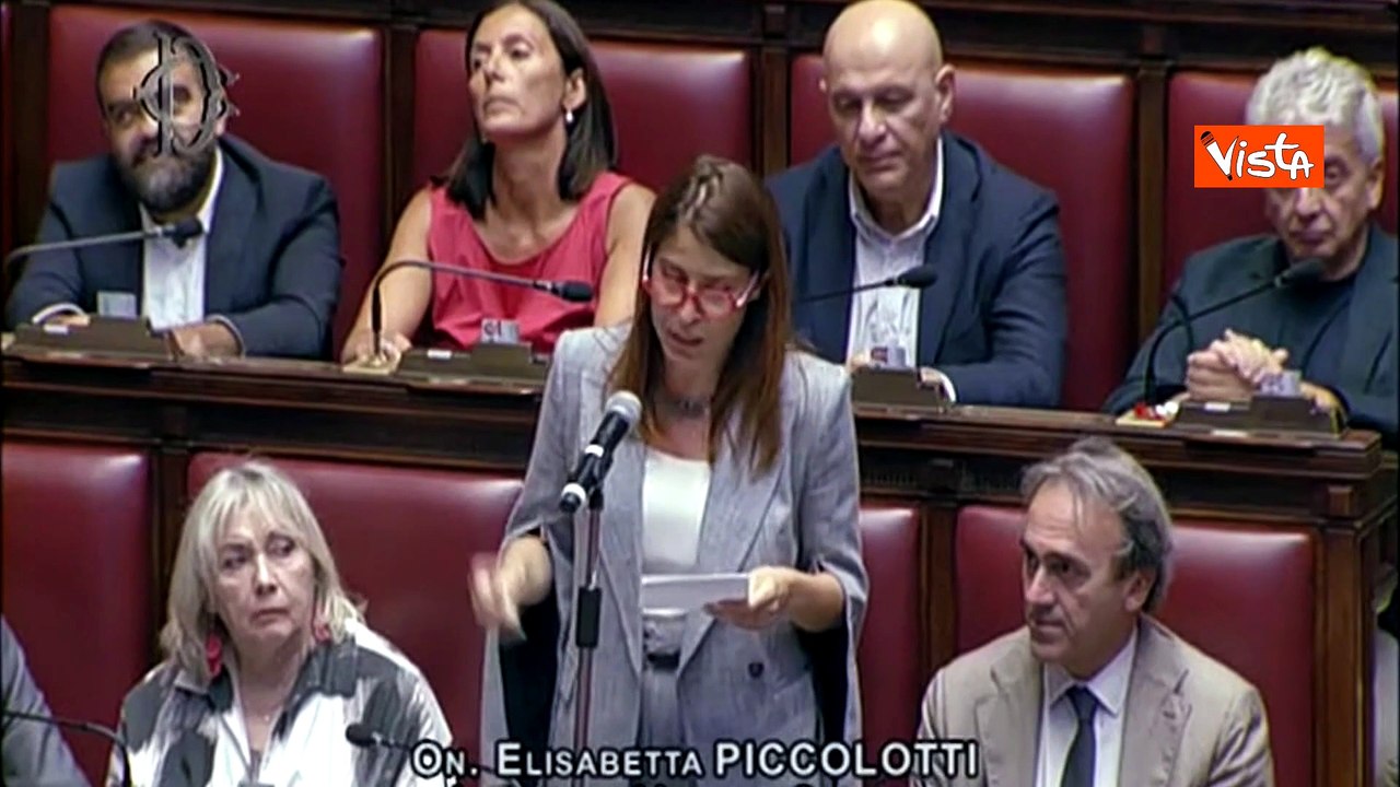 Chat Delmastro, protesta di Avs in Aula a Montecitorio, Bonelli e gli altri deputati si bendano