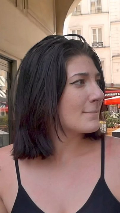 Elle parle elle m’embrasse mais..
