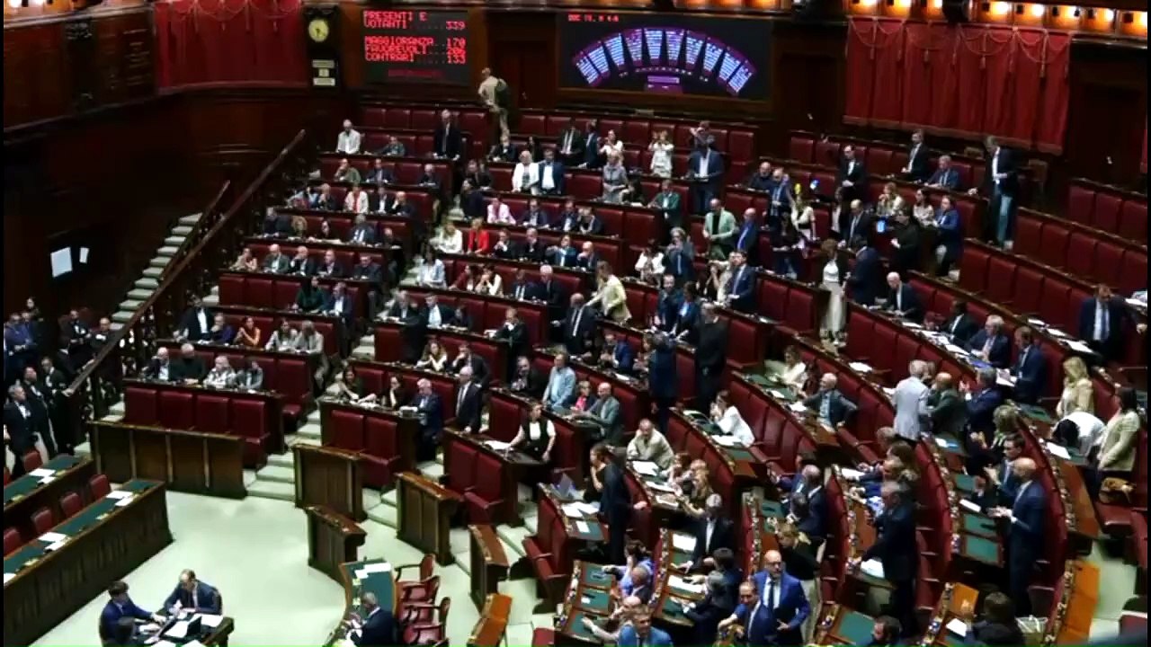 Caso Delmastro, la protesta M5S alla Camera con i cellulari - Video