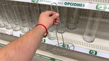 Compra un soporte para toallas de papel en Dollar Tree para esta genial idea para el baño