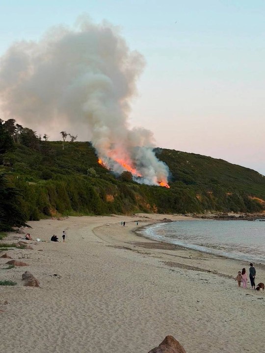 Feu entre Lannion et Trébeurden, dans la colline qui domine la plage de Pors Mabo