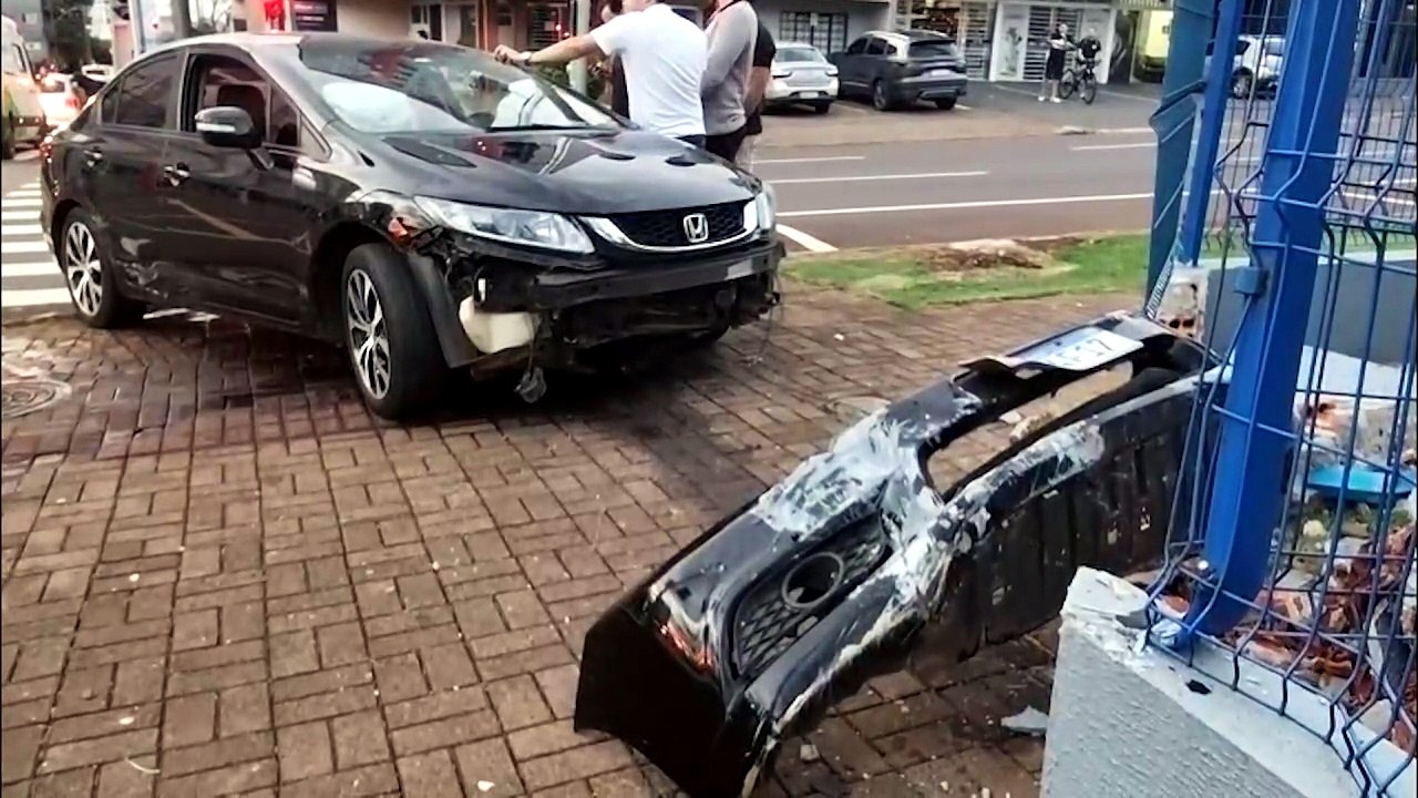 Colisão com ferido deixa trânsito complicado em cruzamento movimentado no Centro