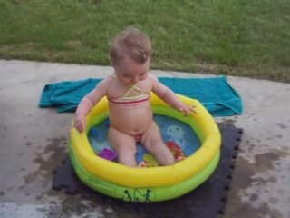 nanou dans sa piscine