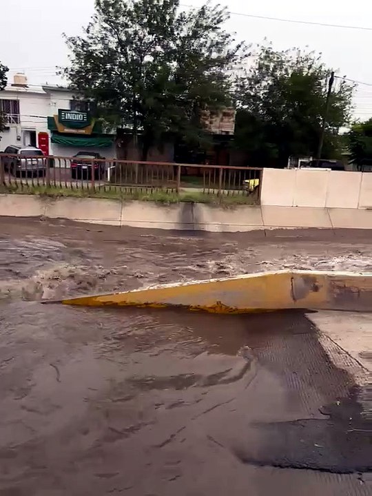 🌧️ Así luce la acequia Grande, a la altura de la colonia Valle del Guadiana, tras las fuertes lluvias registradas en Durango. ⛈️🚨