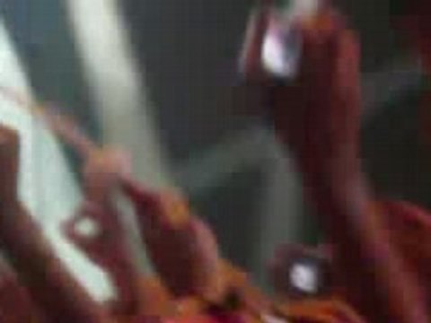 12-07-08 Tokio Hotel Leb Die Sekunde(3) Tom Baise sa Guitare