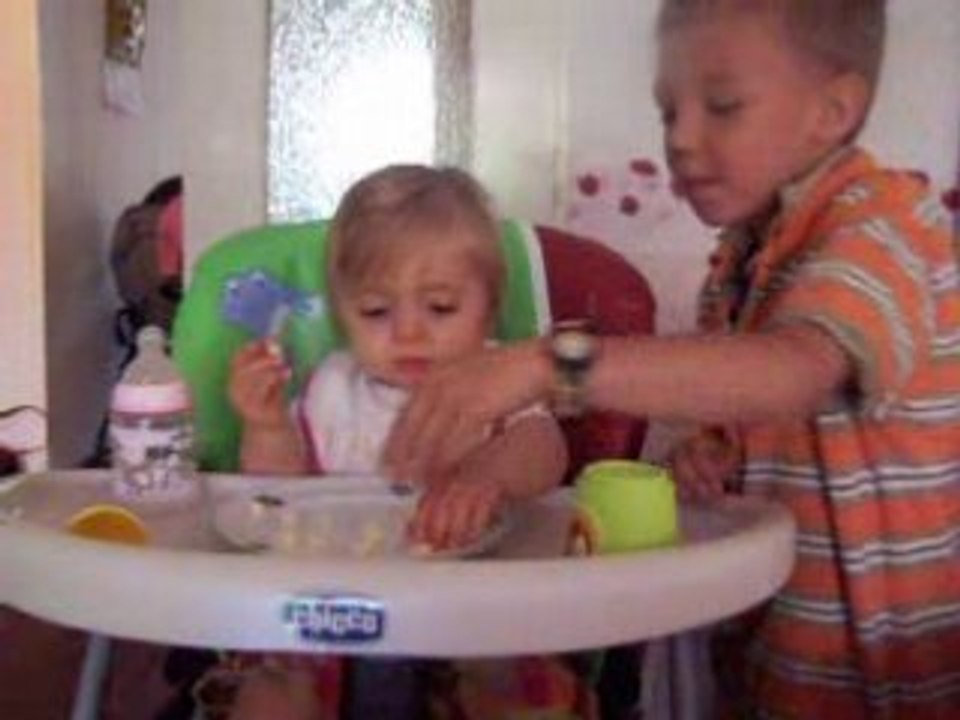 Léa mange du fromage toute seule