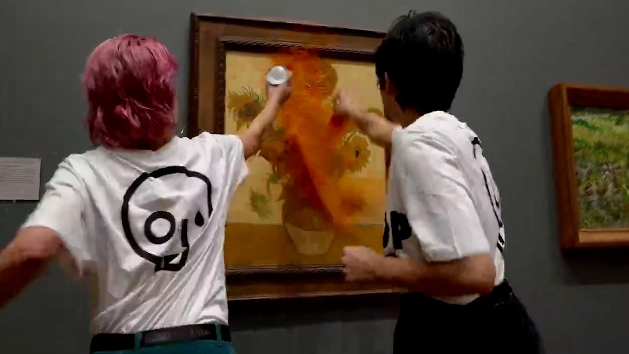 El brutal ataque a 'Los girasoles' de Van Gogh por parte de un grupo de ecologistas: le arrojan dos botes de tomate