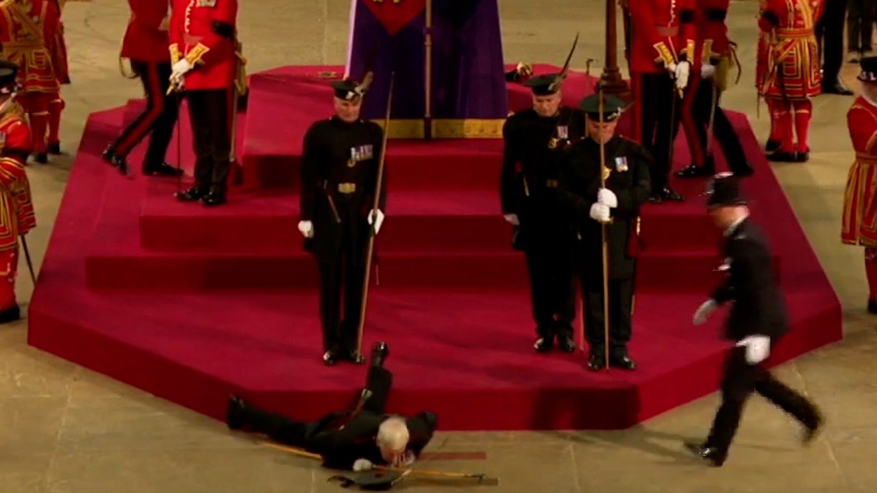 El susto que se ha vivido en la capilla ardiente de Isabel II: un guardia real cae desplomado contra el suelo