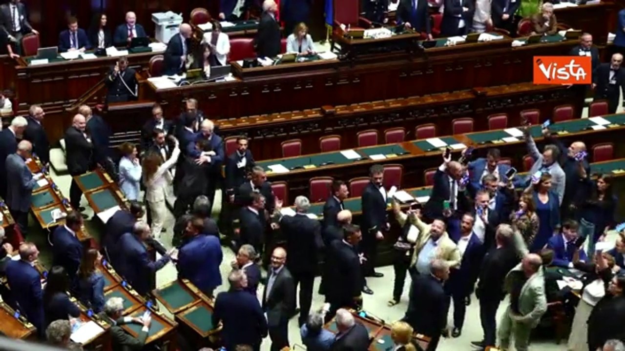 La protesta del M5s sul caso Delmastro, i parlamentari alzano i telefoni con la sua foto: «Fuori le chat»
