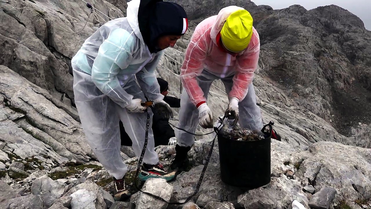 Limpieza de un vertedero oculto en Picos de Europa