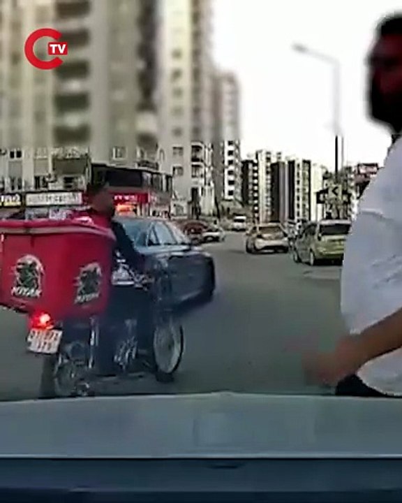 Adana'da trafikte tartıştığı sürücüye testereyle saldıran şahıs kamerada