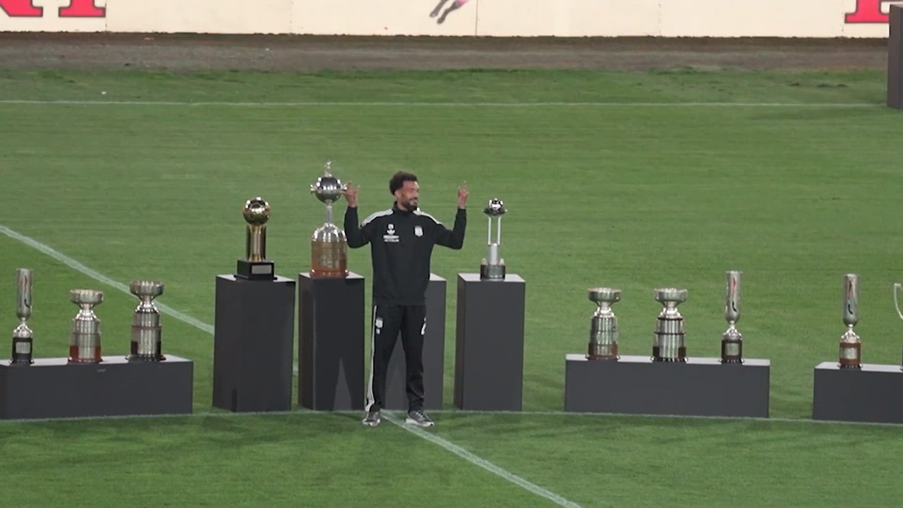Thousands of fans welcome Cape Verdean goalkeep...