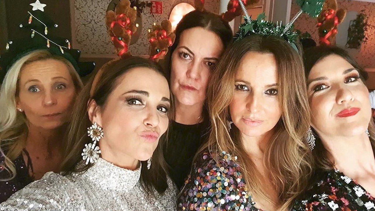 Amigo invisible y ' ugly sweaters', la divertida comida de Paula Echevarria y Miguel Torres con sus amigos