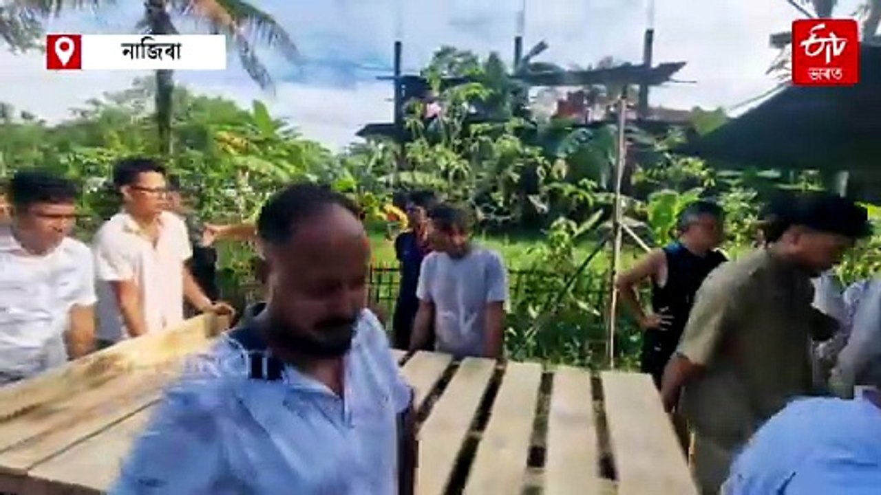 কান্ধত বিছনা লৈ বানাক্ৰান্তৰ কাষত দেৱব্ৰত শইকীয়া