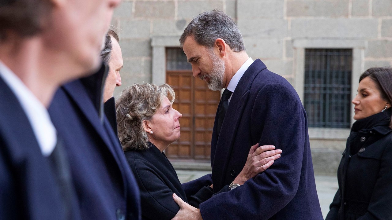 La familia Gómez-Acebo recibe a familiares y amigos en el funeral de doña Pilar