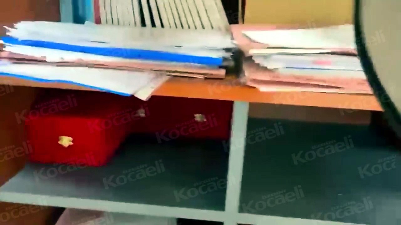 Para dolu zarf kameraya yakalandı! İzmit Belediyesi’nde rüşvetin görüntüsü