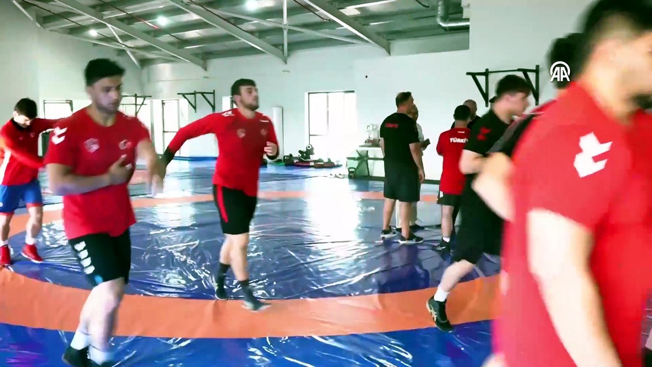 Babasının izinden giden milli güreşçi, tarihe altın harflerle geçmek istiyor | Ajansspor | AA