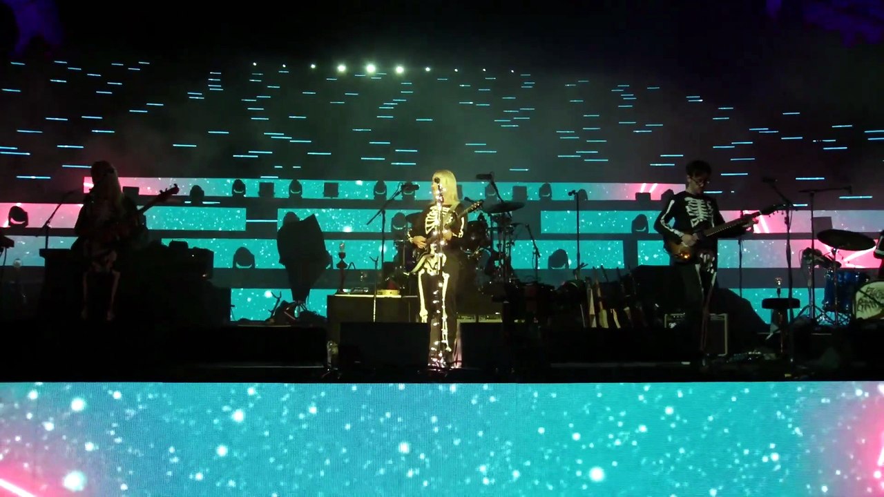 Phoebe Bridgers chante "I Know The End" en live