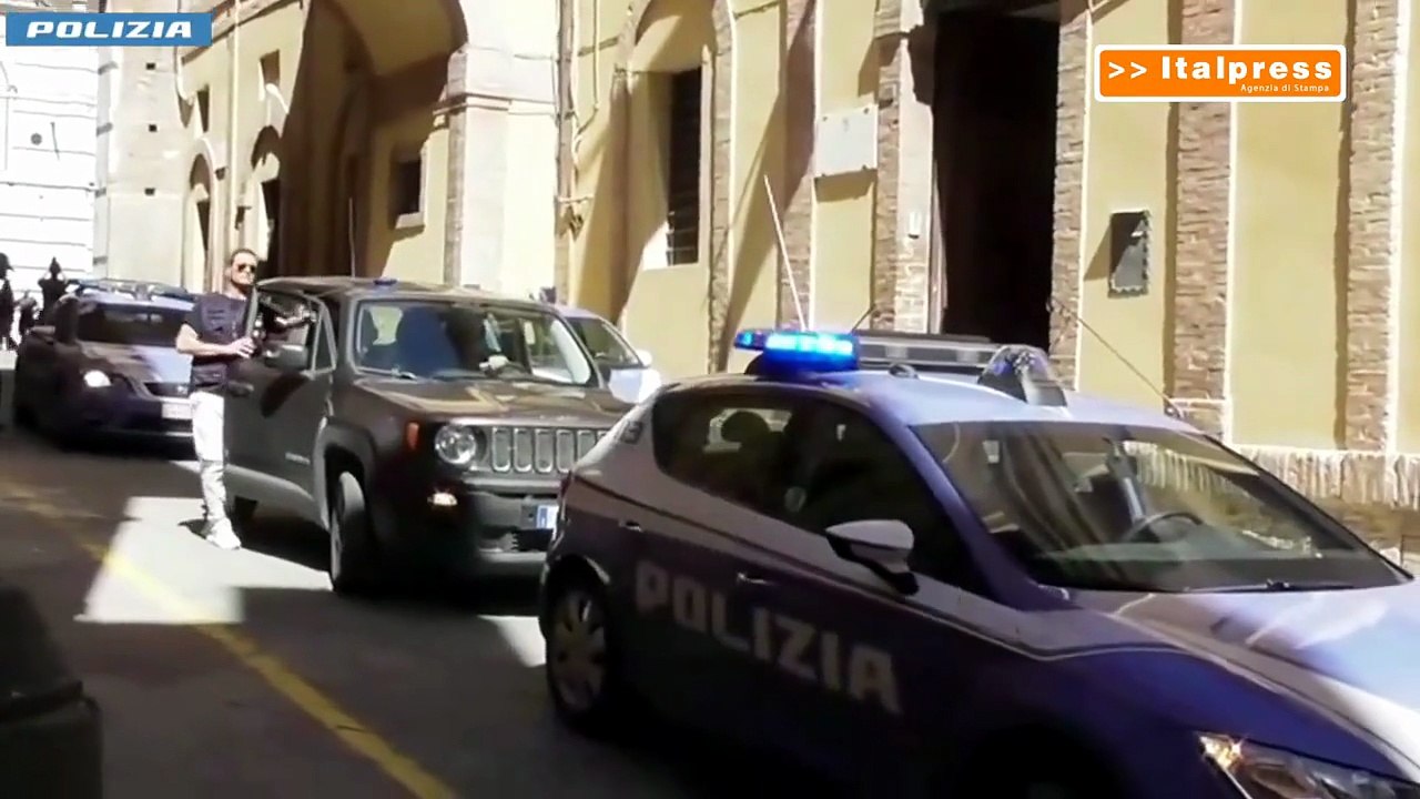 Scritte contro la Polizia di Stato e la Premier a Siena, denunciato 24enne