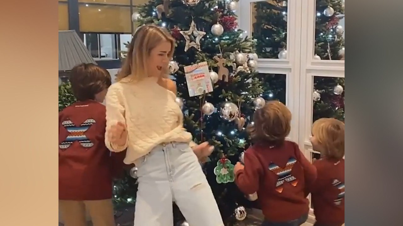 Amelia Bono, hechizada por el espíritu de la navidad, se lanza a bailar con sus hijos