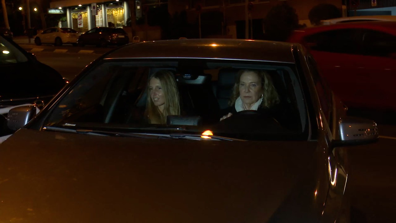 Celia y Amalia García Obregón cenan con sus padres ante la ausencia de su hermana, Ana Obregón