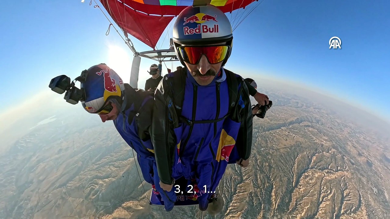 Avusturyalı wingsuit sporcusu Waltenspiel, Kapadokya'da balonlar arasında uçtu | Ajansspor | AA