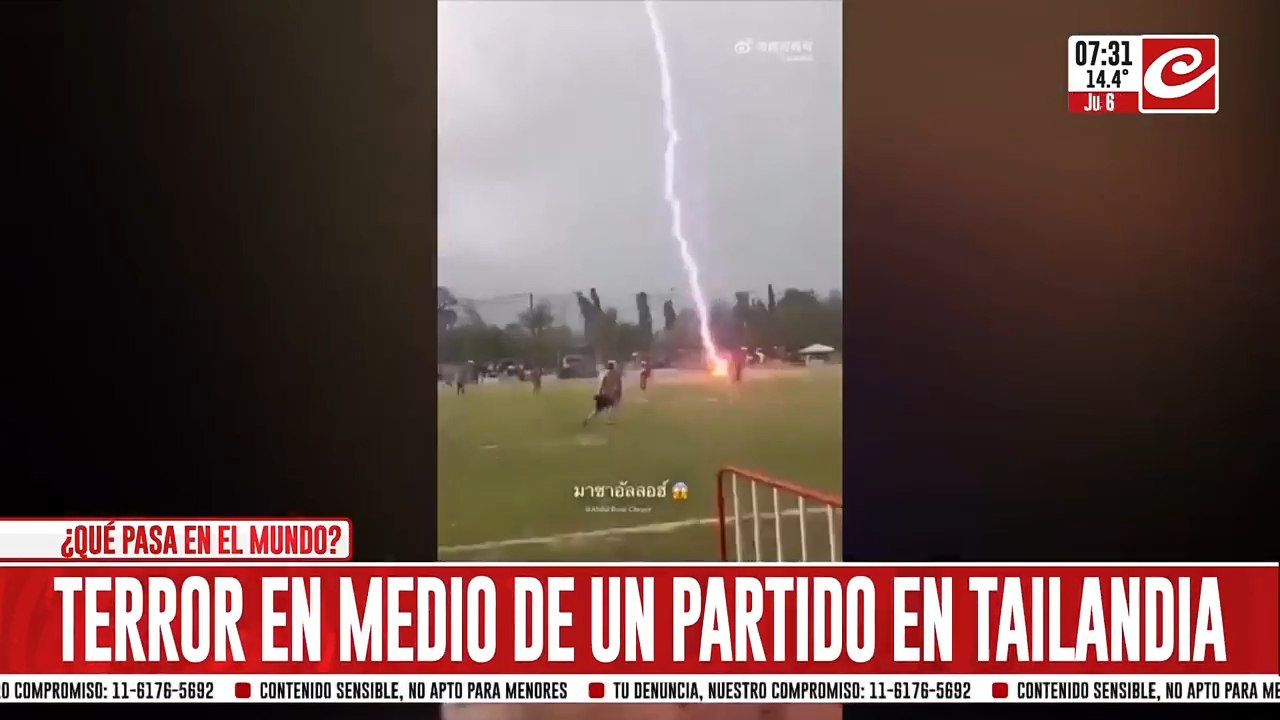 Jugador de fútbol muere tras ser alcanzado por un rayo en pleno partido