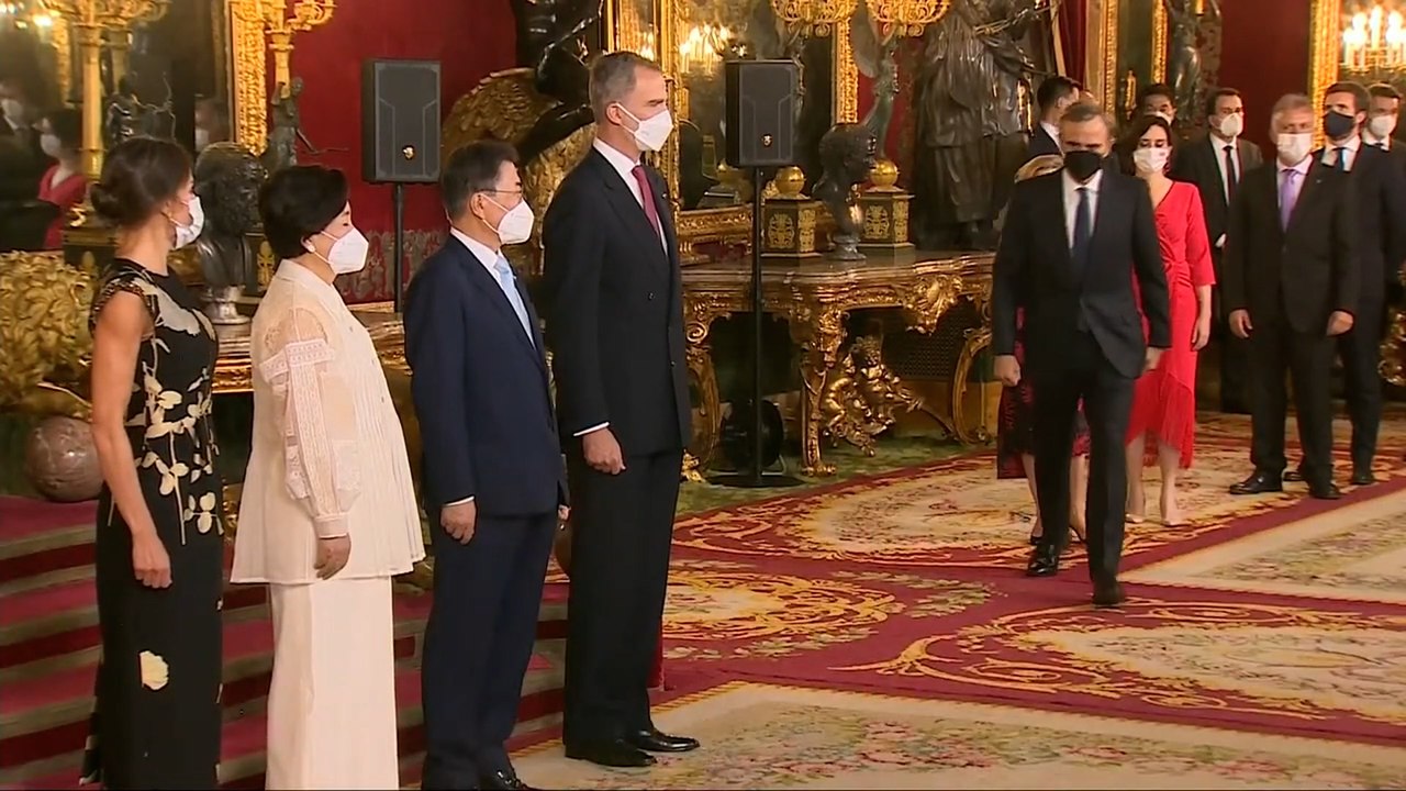 El escenario, los gestos de los Reyes y sus invitados.. los detalles de una cena de Estado diferente