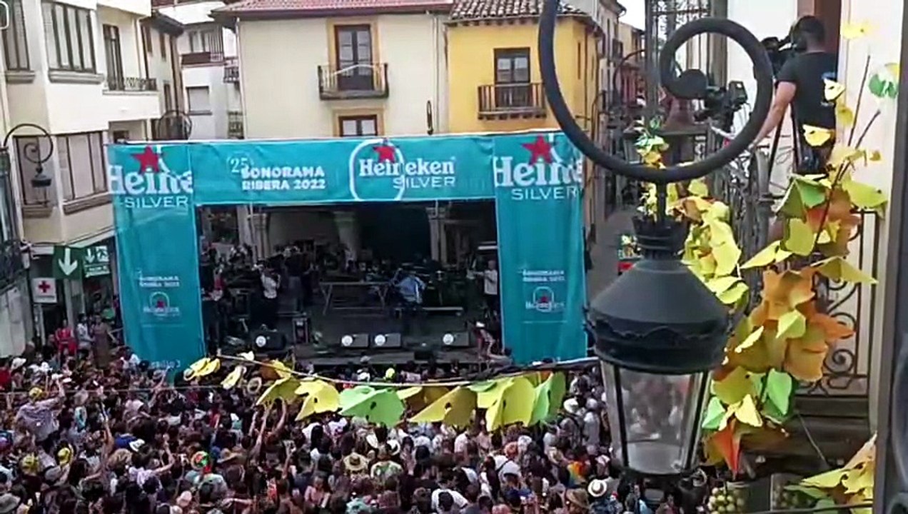 Barry B en el escenario del Trigo en 2022, con la bandera de Aranda de Duero.