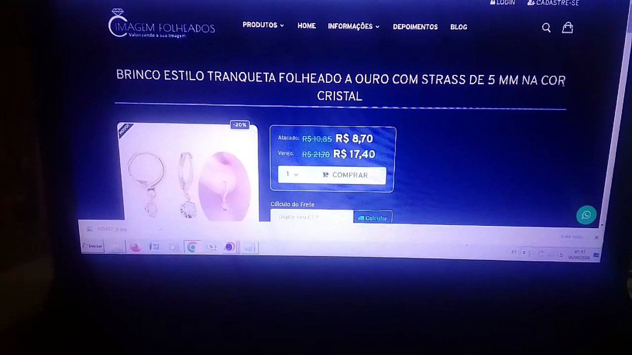 BRINCO ESTILO TRANQUETA FOLHEADO A OURO COM STRASS DE 5 MM NA COR CRISTAL