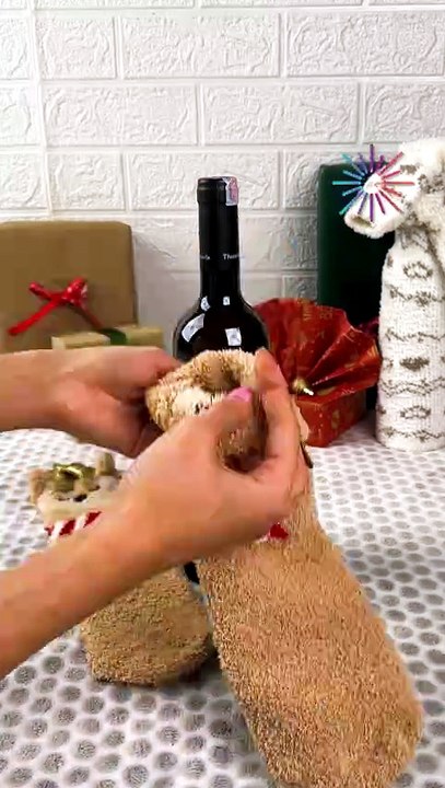 Festive wine bottle gift wrap idea🍷✨
