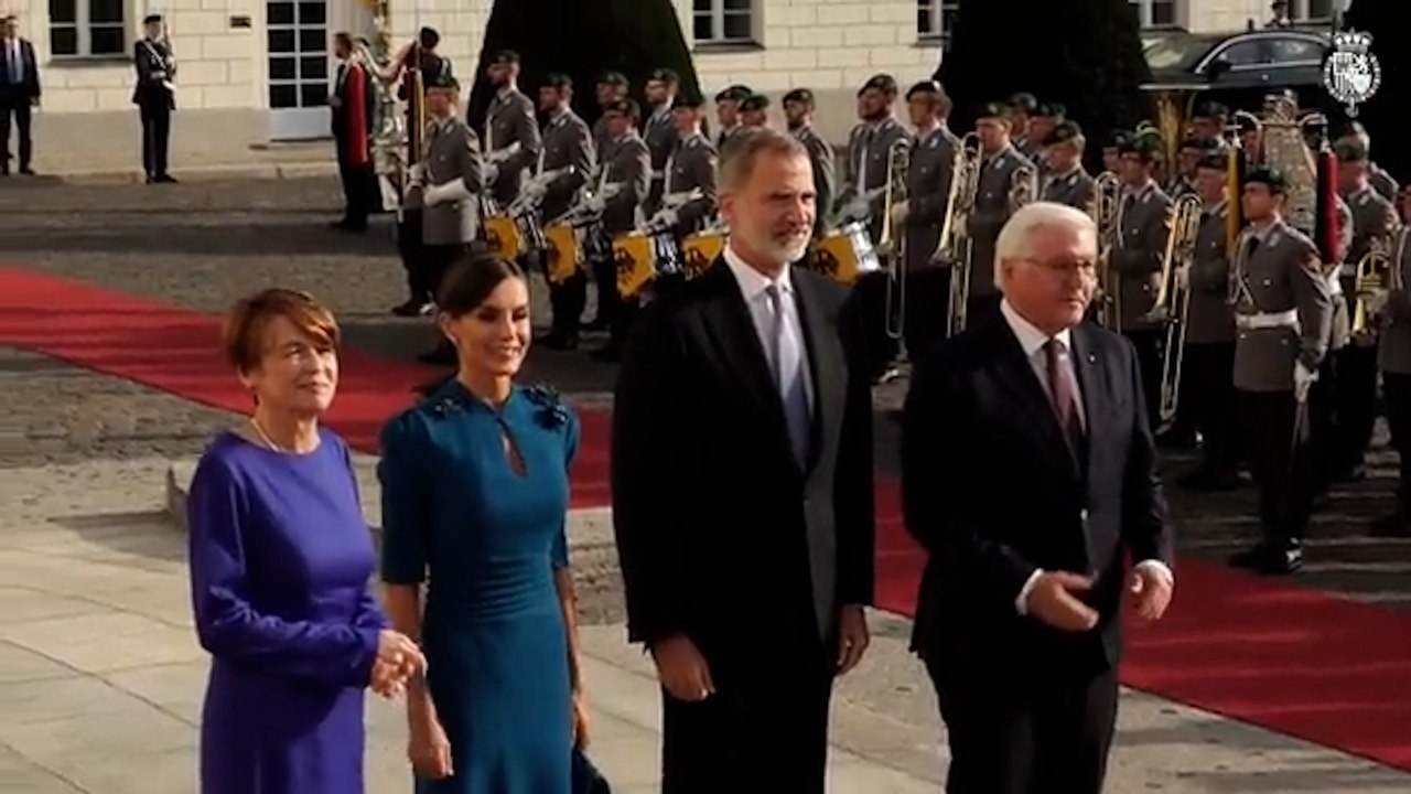 Los Reyes visitan Alemania entre fotos y autógr...