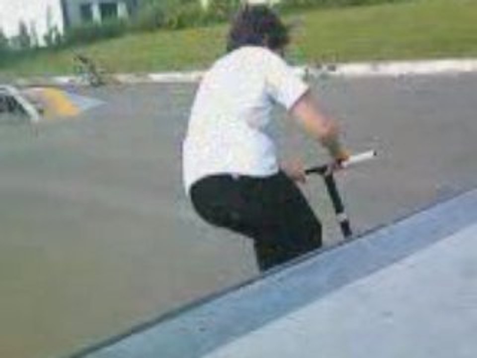 moi filme par (the boss) en bar to whip air!