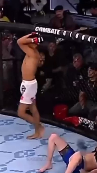 Il lui casse la jambe en lui faisant une souplexe